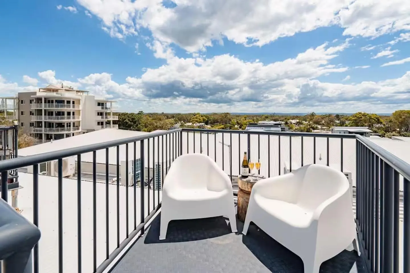 Beachfront Bliss With Ocean Views Mudjimba Lägenhet